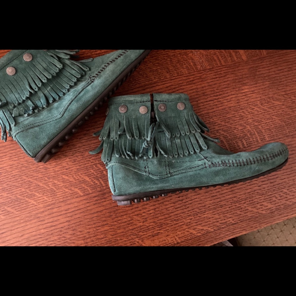 MINNETONKA Double Fringe Boot *NWOT* Size 7.5